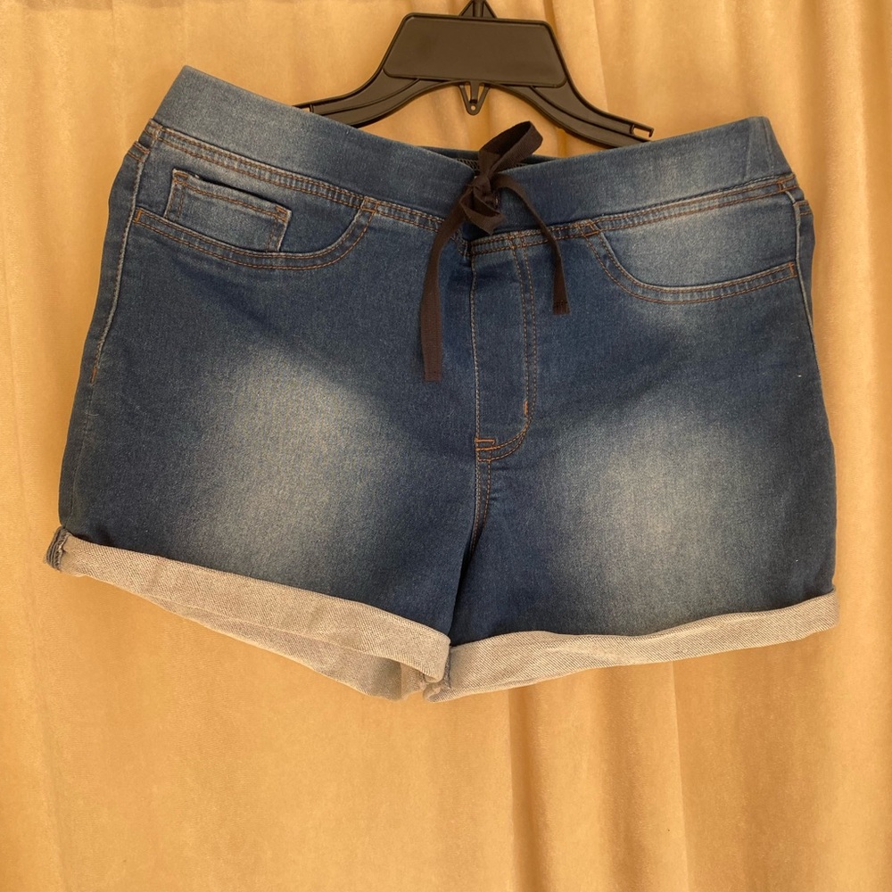 l.e.i. Cuffed distressed jean short. Sz XL Regular.  Drawstring waist.